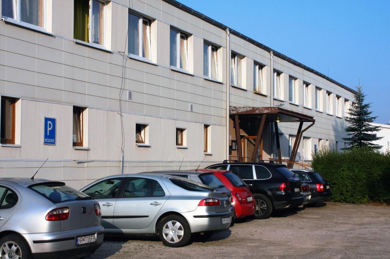 Garni Hotel Liptovsky Mikulas Bagian luar foto